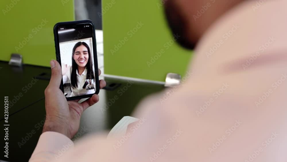 Detalle mano de hombre en videollamada con amiga