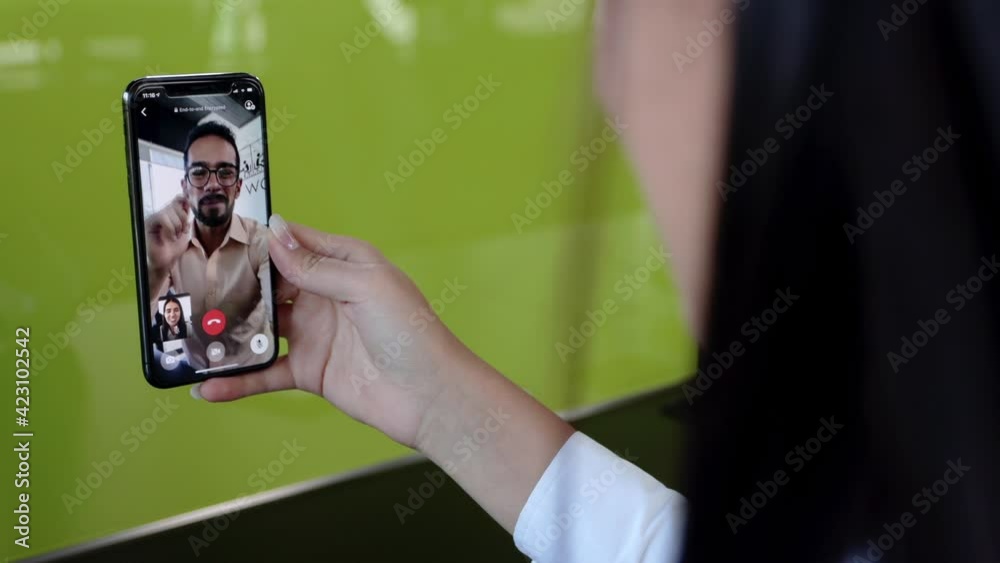 Detalle mano de mujer en videollamada con amigos