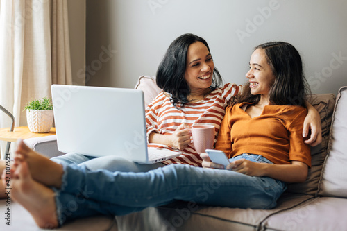 Murais de parede Single mother working from home with preteen daughter around