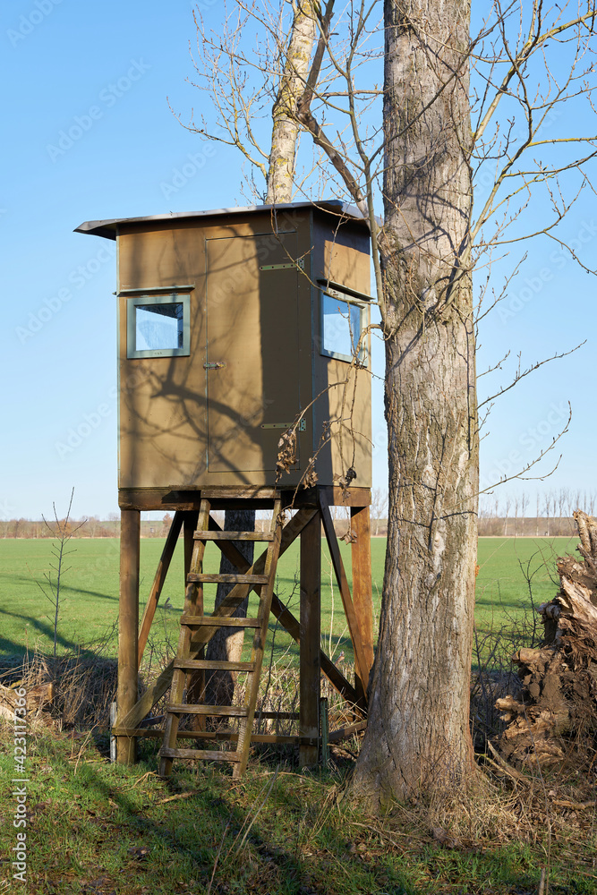 Hochsitz eines Jägers am Rande eines Feldes bei Magdeburg Hochsitz eines Jägers am Rande eines Feldes bei Magdeburg