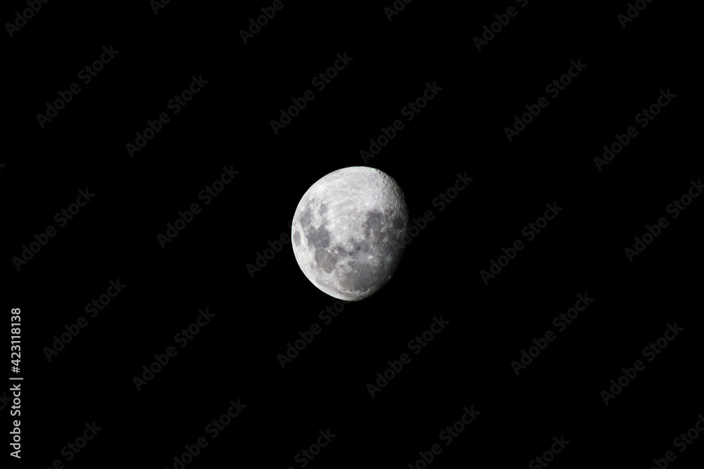 Fondo del cielo y en el centro la luna, imagen detallada de la luna en Caraz Fondo del cielo y en el centro la luna, imagen detallada de la luna en Caraz