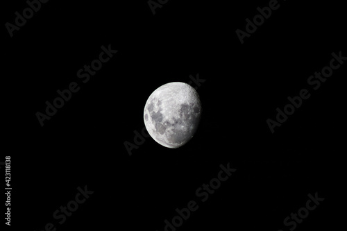 Fondo del cielo y en el centro la luna, imagen detallada de la luna en Caraz