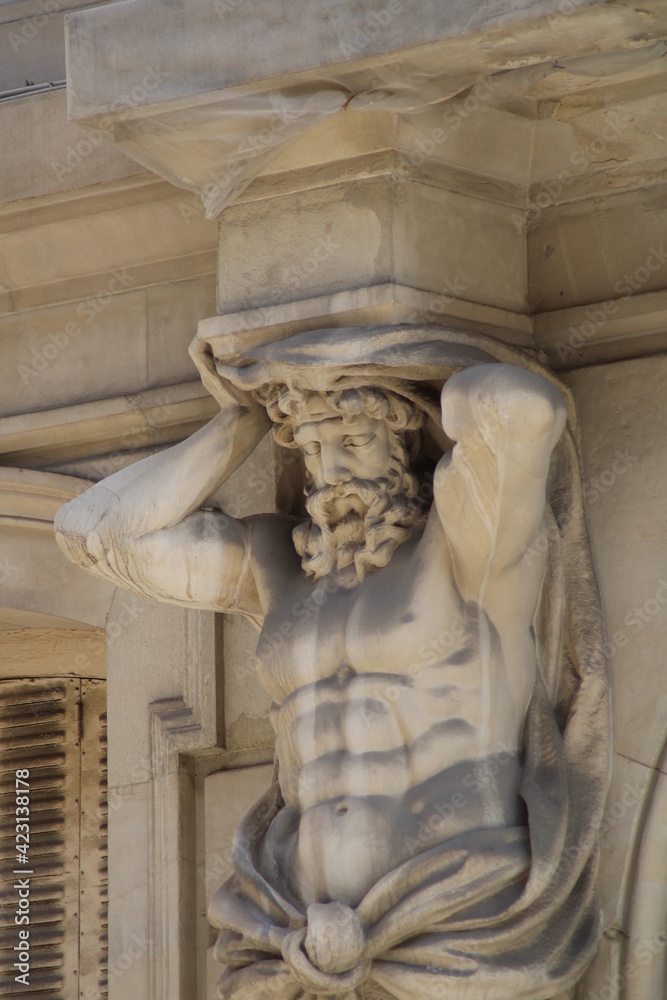 Estatua de hombre barbudo en un edificio de Madrid