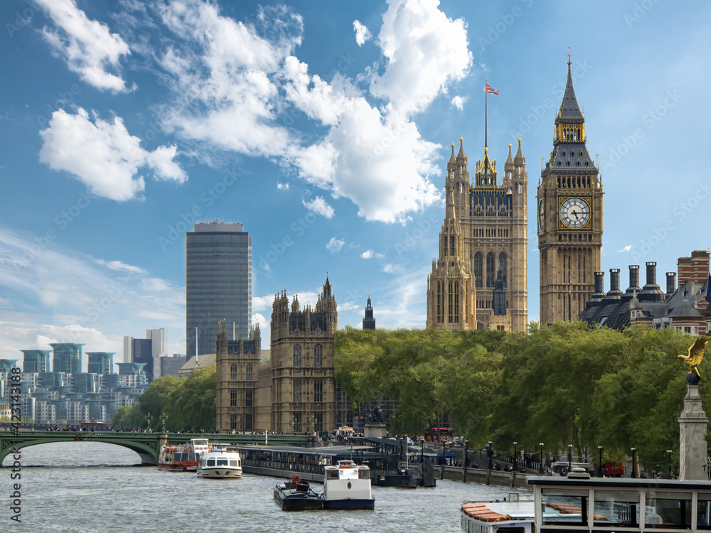 Londra con il Big Ben, il Parlamento, il Tamigi, i turisti, in una bella giornata di sole, panorama completo