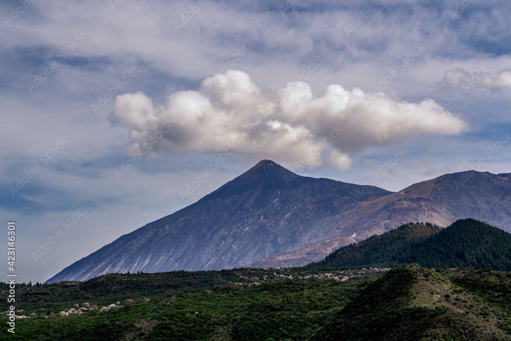 El volcán Teide desde el suroeste de la isla (Desde Santiago del Teide, isla de Tenerife, España). El volcán coronado por una pequeña nube al amanecer.