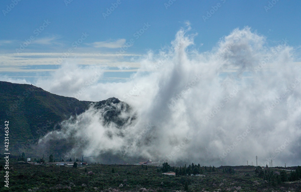Niebla marina en el sur de la isla de Tenerife, España. Bruma que sube por el Valle de Arriba en Santiago del Teide, pequeño pueblo del sur de la isla.