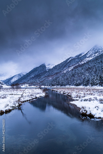 Lac d'Estaing sous la neige d'hiver Pyrénées Val d'Azun
