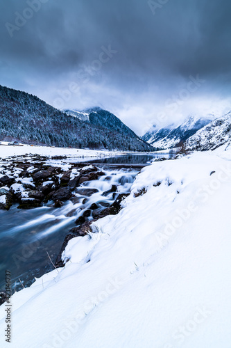 Cascade rivière longue exposition lac d'Estaing Pyrénées