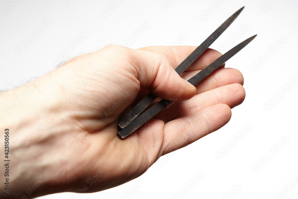 Styles of grip for single blade shuriken throwing weapons - detail of hand grip Styles of grip for single blade shuriken throwing weapons - detail of hand grip