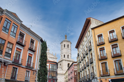 Calles en el centro hist  rico de Valladolid con la torre campanario de la catedral de fondo