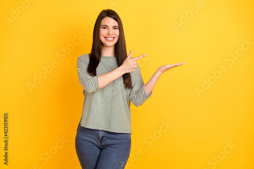 Foto Photo of adviser lady hold palm finger indicate empty space wear striped shirt i
