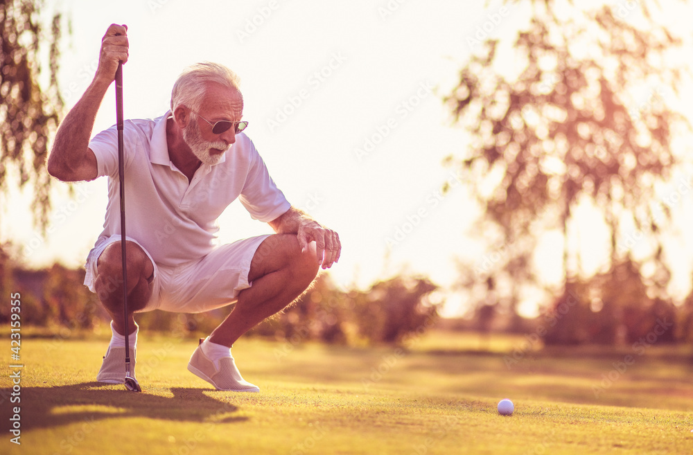 Senior man playing golf. - obrazy, fototapety, plakaty 