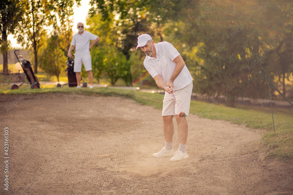 Obraz premium Senior man playing golf.