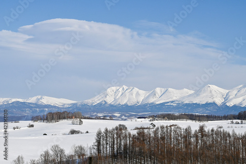 3月の美瑛町 残雪の丘と十勝岳連峰 