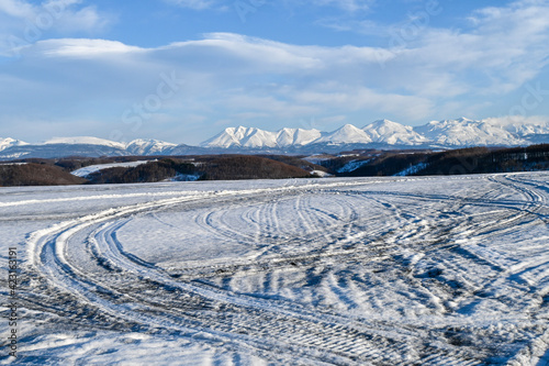 3月の美瑛町 融雪剤がまかれた丘の風景

