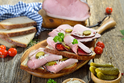 Brotzeit mit deftigem schwarzgeräucherten  Landschinken und frischem Meerrettich auf  Bauernbrot – Bavarian snack with smoked country ham with freshly grated horseradish on hearty farmhouse bread photo
