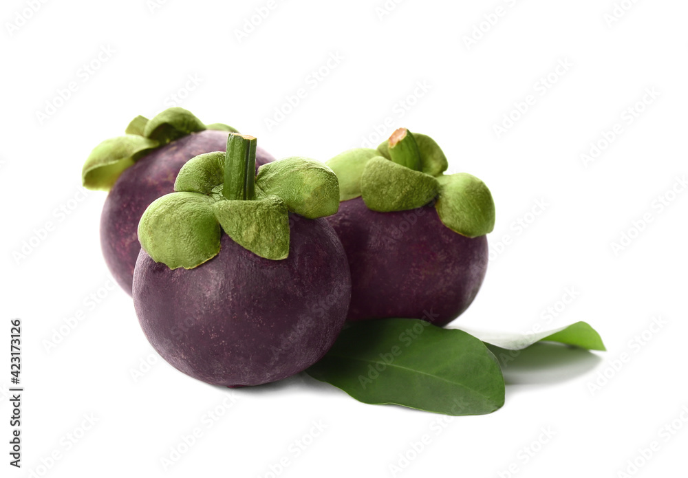 Obraz premium Fresh mangosteen fruits with green leaves on white background