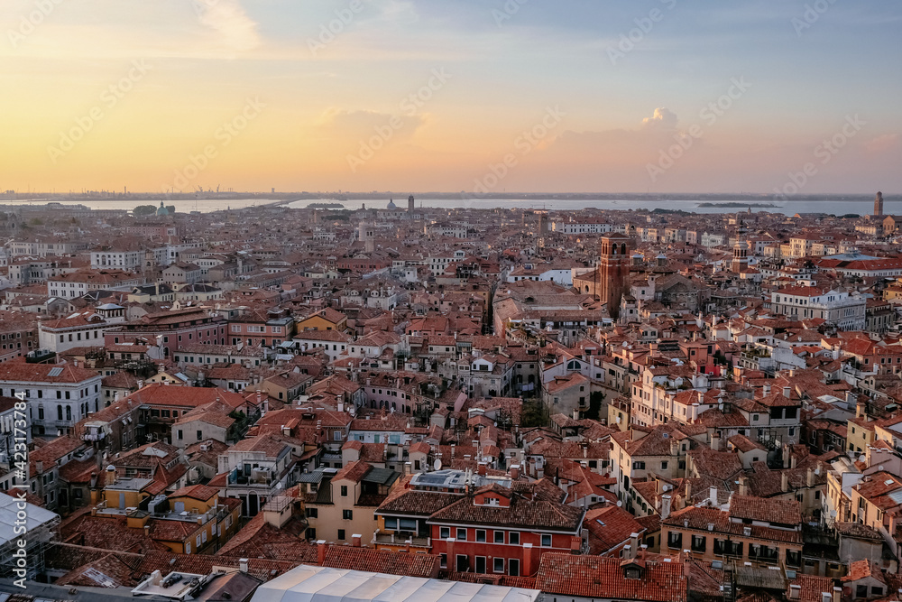 Fototapeta Panoramiczny widok z lotu ptaka na Wenecję i lagunę ze szczytu Campanile di San Marco na placu św. Marka - piękne morze domów krytych czerwonymi dachami, Włochy