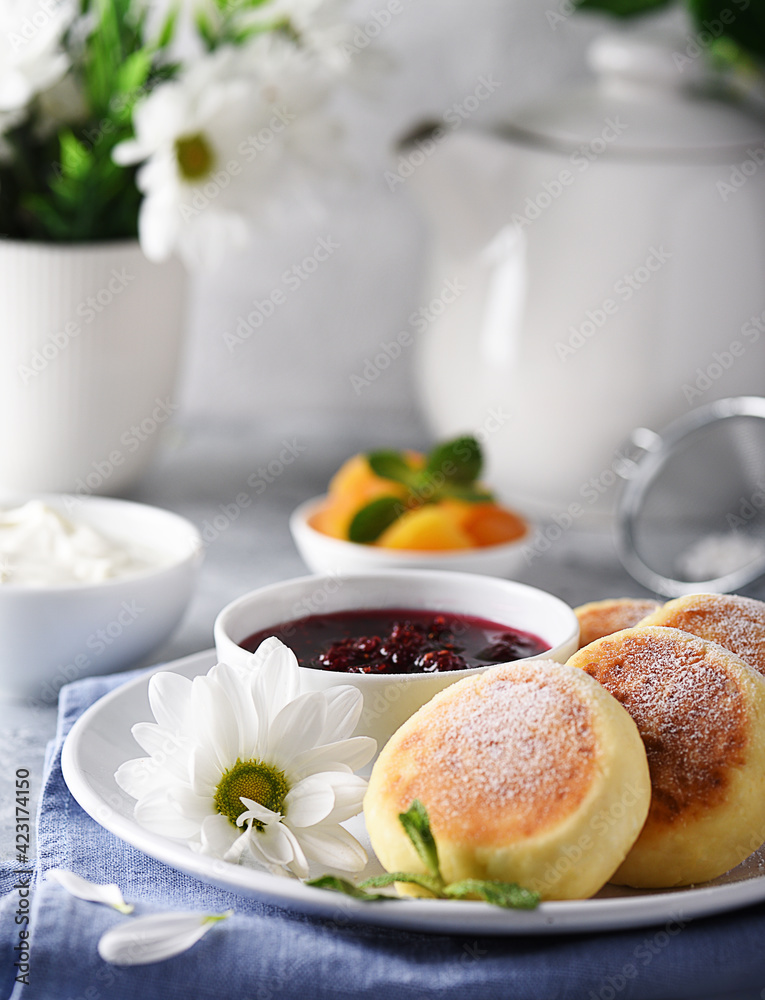 Aromatic vanilla cheesecakes with raspberry jam and sour cream for breakfast
Aromatic vanilla cheesecakes with raspberry jam and sour cream for breakfast