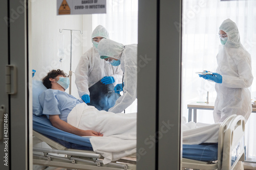 Konstfotografi Doctor giving injection Coronavirus vaccine to infected patient in quarantine area