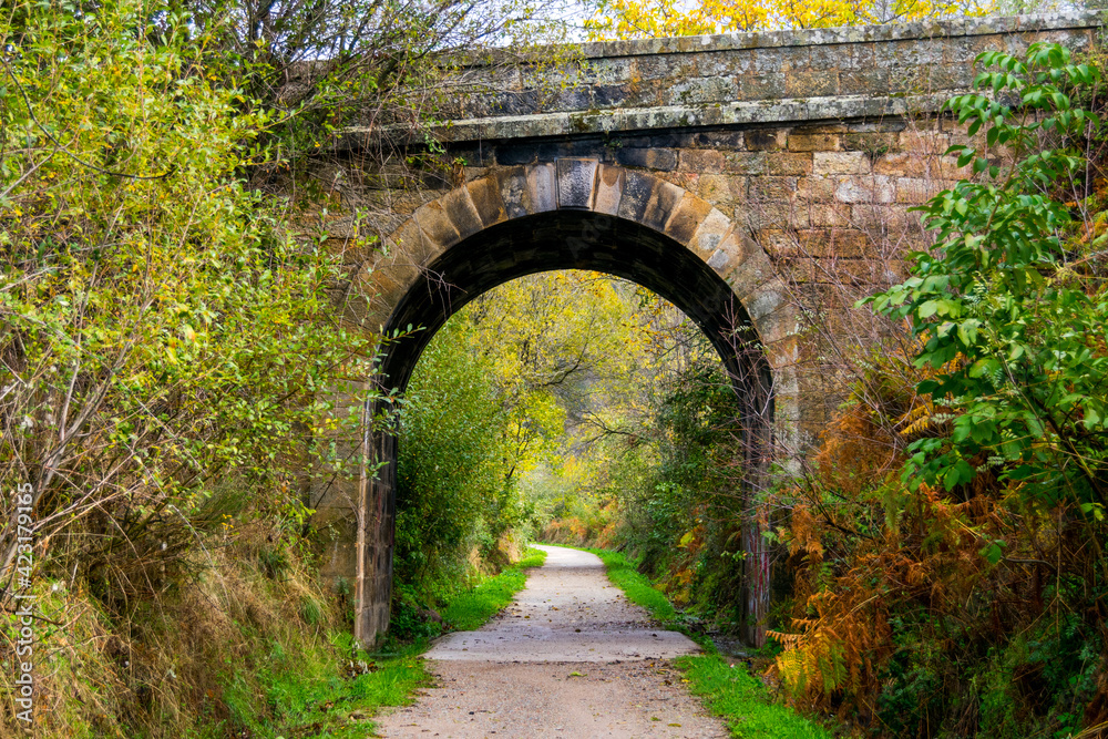 It's a greenway where a train used to pass. I passed under this stone bridge.