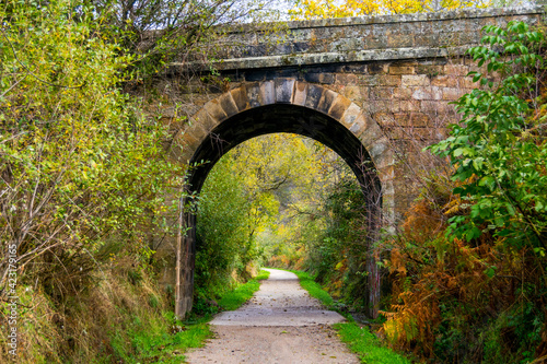It's a greenway where a train used to pass. I passed under this stone bridge.