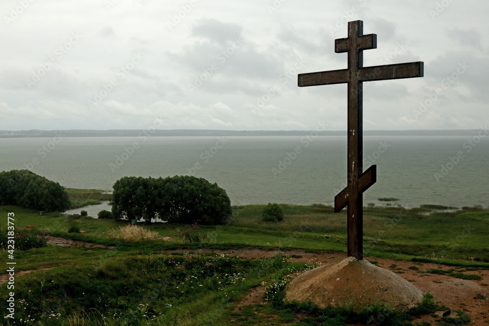Poklonny cross on Alexandrovaya Gora with a view of Pleshcheyevo Lake in the Yaroslavl region Poklonny cross on Alexandrovaya Gora with a view of Pleshcheyevo Lake in the Yaroslavl region