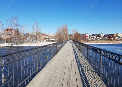 Pedestrian bridge over the winter pond © kos1976