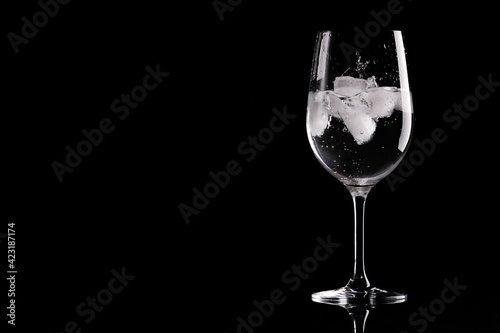 Weinglas mit Wasser und Eiswürfeln