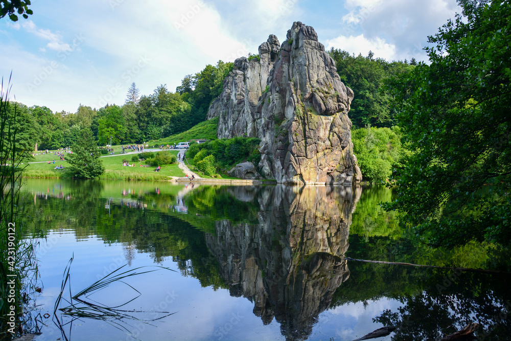 Spiegelung der Externsteine im Teutoburger Wald bei Detmold, Nordrhein-Westfalen, Deutschland Spiegelung der Externsteine im Teutoburger Wald bei Detmold, Nordrhein-Westfalen, Deutschland