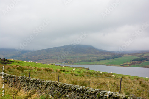 Loch Freuchie See mit wolkenverhangenen Bergen in Highlands in Schottland photo