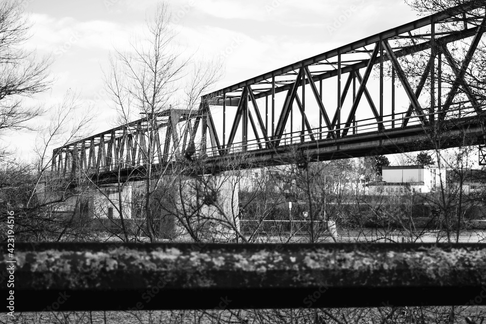 Eisenbahnbrücke aus Stahl in Schweinfurt über den Main schwarz-weiß Eisenbahnbrücke aus Stahl in Schweinfurt über den Main schwarz-weiß