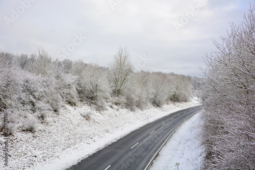 Landstraße bei Schweinfurt in Franken im Winter mit schneebedeckter Winterlandschaft