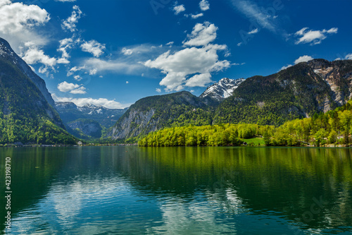 Hallstatter See mountain lake in Austria © Dmitry Rukhlenko