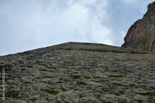 Burgmauer der Ruine Katarinka St. Katharein bei Dobra Voda in der Slowakei, Blick in den Himmel photo