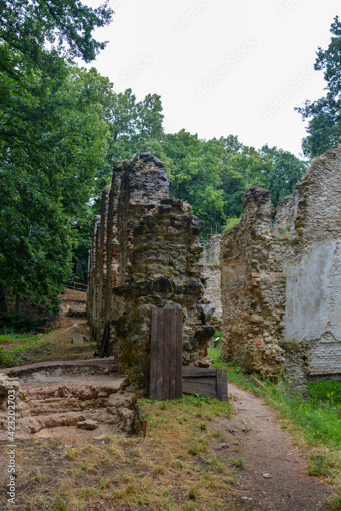 Burgmauer Ruine Katarinka St. Katharein bei Dobra Voda in der Slowakei