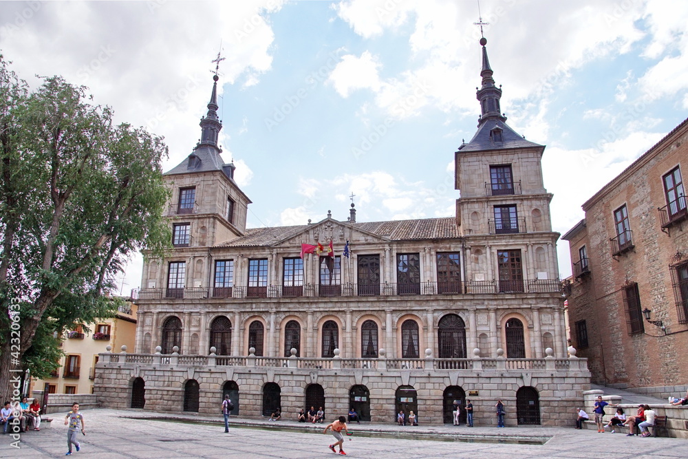 This is a medieval building of the City Hall in the Plaza del Ayuntamiento.