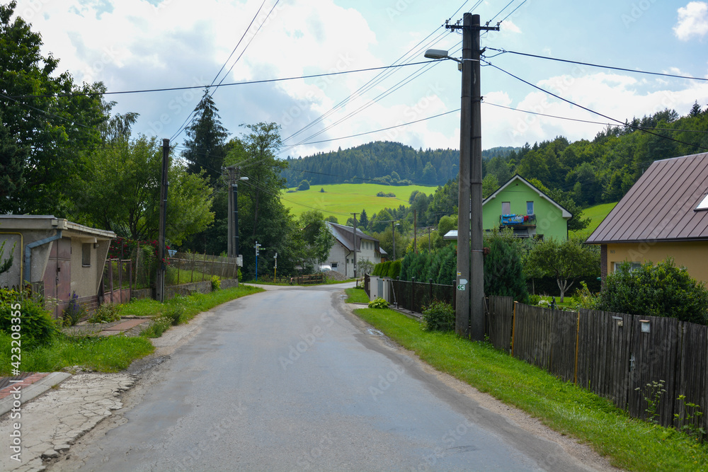Straße in Sulov-Hradna in der Slowakei