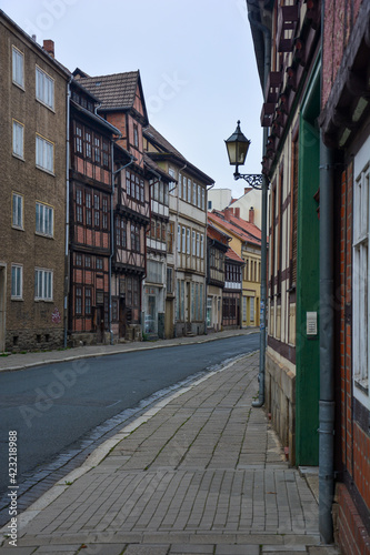 Alte Fachwerkhäuser mit Straße und Bürgersteig in Quedlinburg im Harz, Sachsen-Anhalt, Deutschland