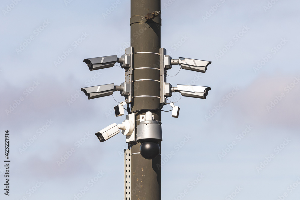 Obraz premium AI security surveillance cameras in city