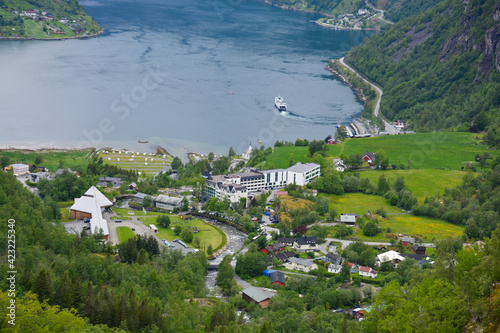 Panorama-Aussicht auf Geiranger mit dem Geiranger Fjord in Norwegen  ohne Kreuzfahrtschiff