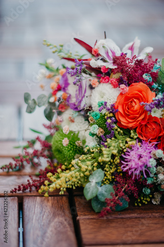 Obraz na płótnie Ramo de flores primaveral w salonie