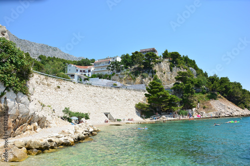 Fototapeta Naklejka Na Ścianę i Meble -  kleine Bucht am Meer mit Strand und Küstenlinie bei blauem Himmel bei Dubrovonik in Kroatien