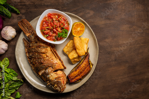 Plato de pescado frito con guarniciones 