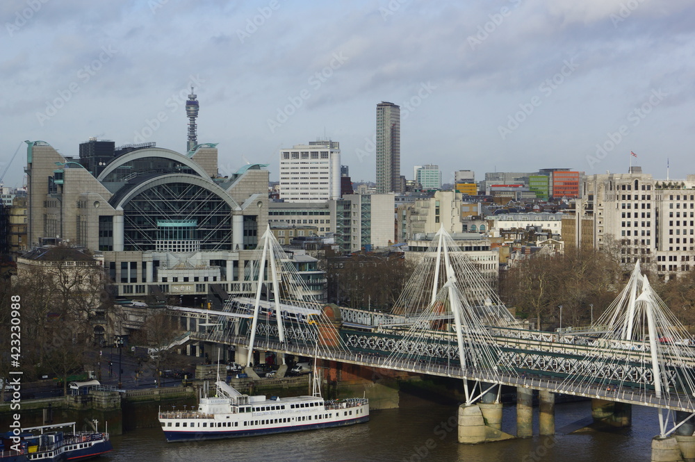 Φωτογραφία London, UK: panoramic view of Charing Cross station and Golden Jubilee bridge