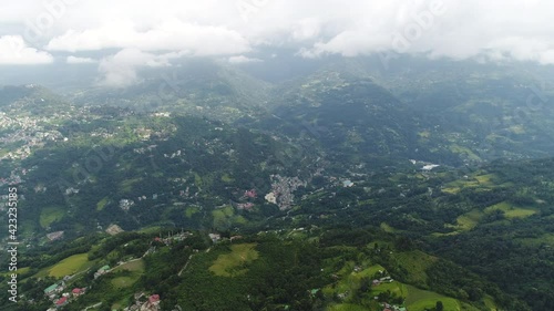 Région du monastère de Rumtek dans le Sikkim en Inde vue du ciel photo