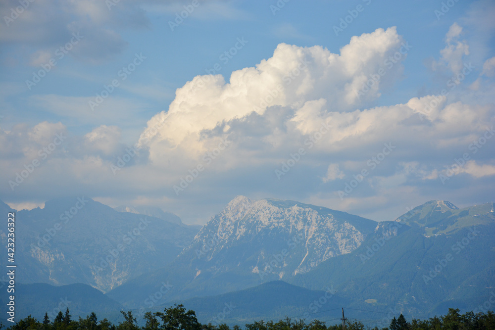 Blick auf Karawanken Alpen aus Italien nach Österreich