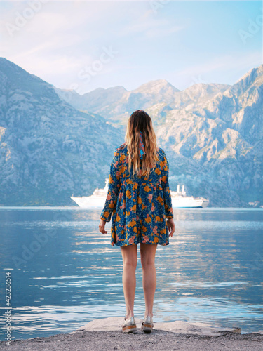 Dziewczyna patrząca w dal na górski krajobraz z jeziorem