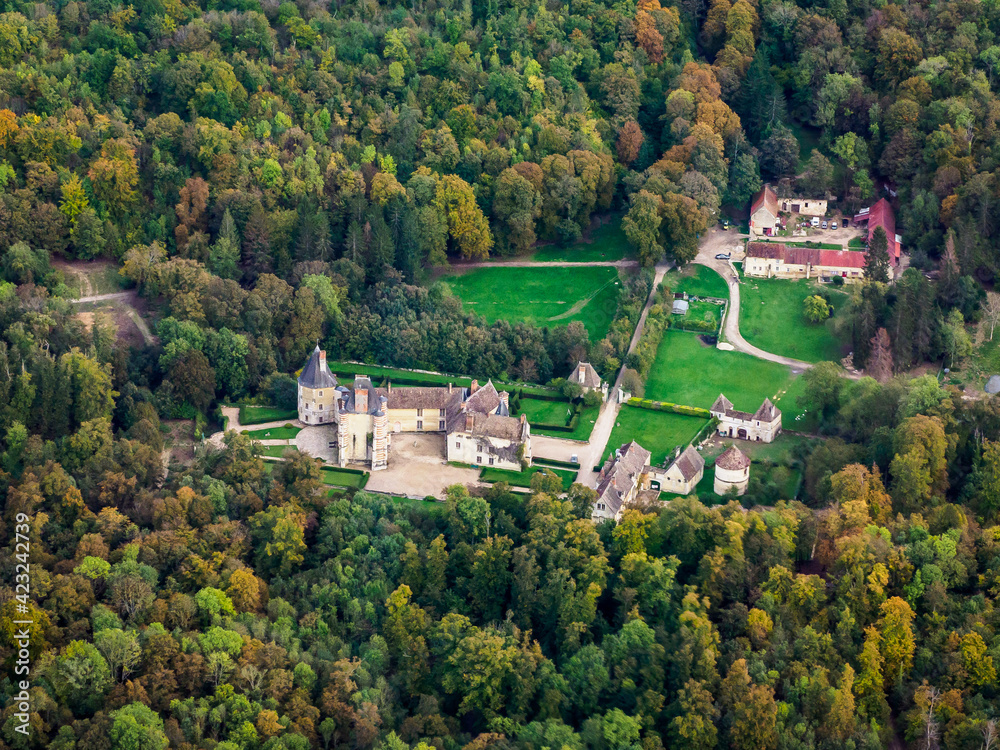 vue aérienne du château d'Alincourt dans l'Oise en France