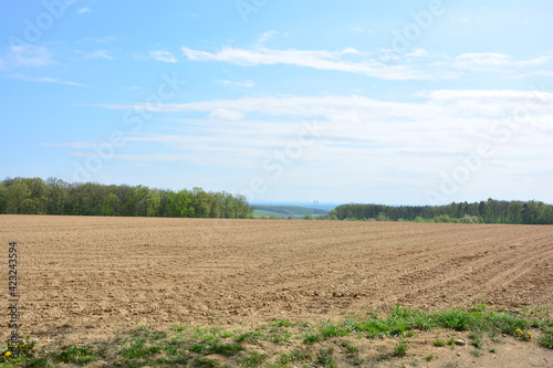 Acker Feld in Franken mit blauem Himmel